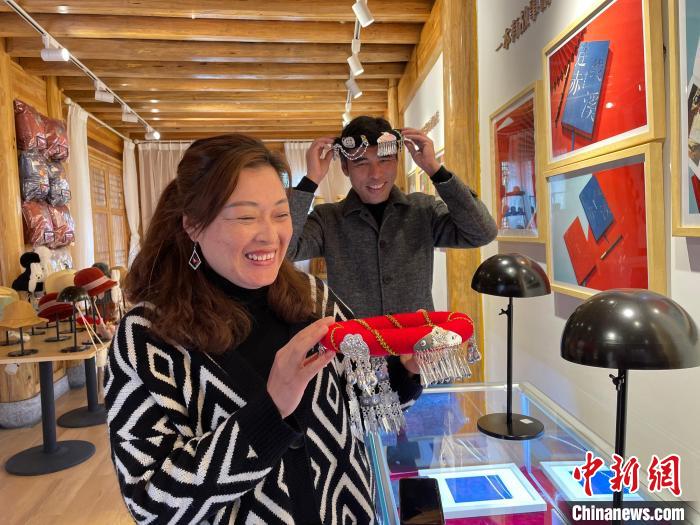 資料圖：鐘麗眉展示文創(chuàng)產(chǎn)品?！×执阂?攝